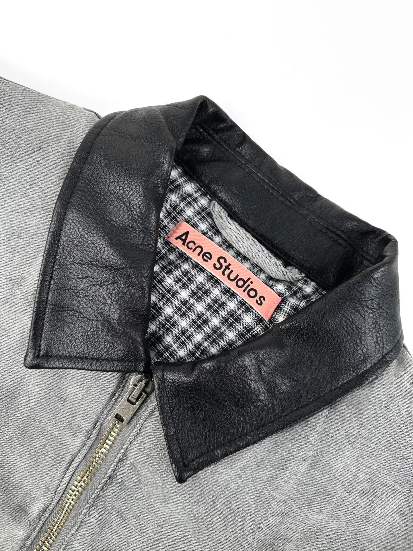 AP Acne Studio distressed leather cotton denim. The outer layer is custom-made ash weft organic denim. The cotton material is thick and dense, stiff and soft. The inner layer is custom-made lattice woven cotton. Soft and moist. Breathable and skin-friendly. The matte gray tone spreads over the entire body. The original faded texture is naturally generated without deliberate carving. The roughness of the denim and the smoothness of the leather blend together to create a rich and layered material collision. The arms are floated and smudged with dark patterns. The pattern is vague and looming, concealing the edge. The Classic leather label on the back of the neck is properly seated. The brand's archive imprint is hidden in the square inch of the back. Between the blending and confrontation of soft and hard textures, it interprets the quiet and luxurious charm of avant-garde workwear originating from Northern Europe. Process 1: Use the airbrush smudge process to cover the ready-made garments through hollow templates. The spray gun partially sprays thin coloring, and the pigment naturally haloes and penetrates, forming a virtual, soft, and looming dark texture on the denim surface. Process 2: Full-strip scanning spray technology. Through the washing process, the color of the entire pair of jeans has a natural fading effect in the local area. The jeans are then put into the washing equipment for desizing, stone grinding and bleaching to show a uniform fading effect. The dye is sprayed on the entire denim fabric through a high-pressure pump to achieve the same color tone as the original. Process 3: An infrared positioning cutting machine is used to achieve precise positioning of materials through infrared emitters and infrared receivers. The accuracy can reach the micron level to meet the high-precision cutting effect of alignment and striping. Process 4: Use fried salt process to prepare a special dye solution and add dye. The denim fabric is soaked in the solution to fully absorb the solution. After rubbing and washing, it is dried to promote the natural fading and oxidation of the fabric to form a layered Retro fading effect. Process 5: Stone grinding, light fermentation ➕ high intensity bleaching process Use pumice to gently ferment the cloth surface to weaken the original color of the denim, and then use potassium permanganate for oxidative rinsing to form a uniform foggy fading effect on the entire body, giving the fabric its own hazy retro texture and soft distressed texture. Accessories: Customized 1:1 Acne snap button Customized 1:1 Acne zipper Customized 1:1 Acne leather tag Customized 1:1 Acne trademark Version: Loose version Size: 44 46 48 50 Style Number: BB